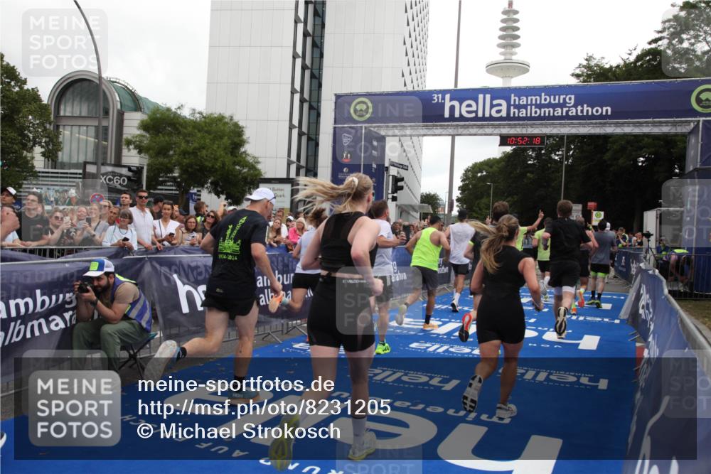 29.06.2025 - hella hamburg halbmarathon Michael Strokosch http://msf.ph/oto/8231205 29.06.2025 10:52:17 Ziel 1482, 2397, 4419, 4837, 5032, 5087, 5093, 5482, 6897, 9074, 9082, 12135, 13726, 14248, 14300, 15275, 16003, 16320, 16591, 17033, 17130, 18475, 18801 meine-sportfotos.de