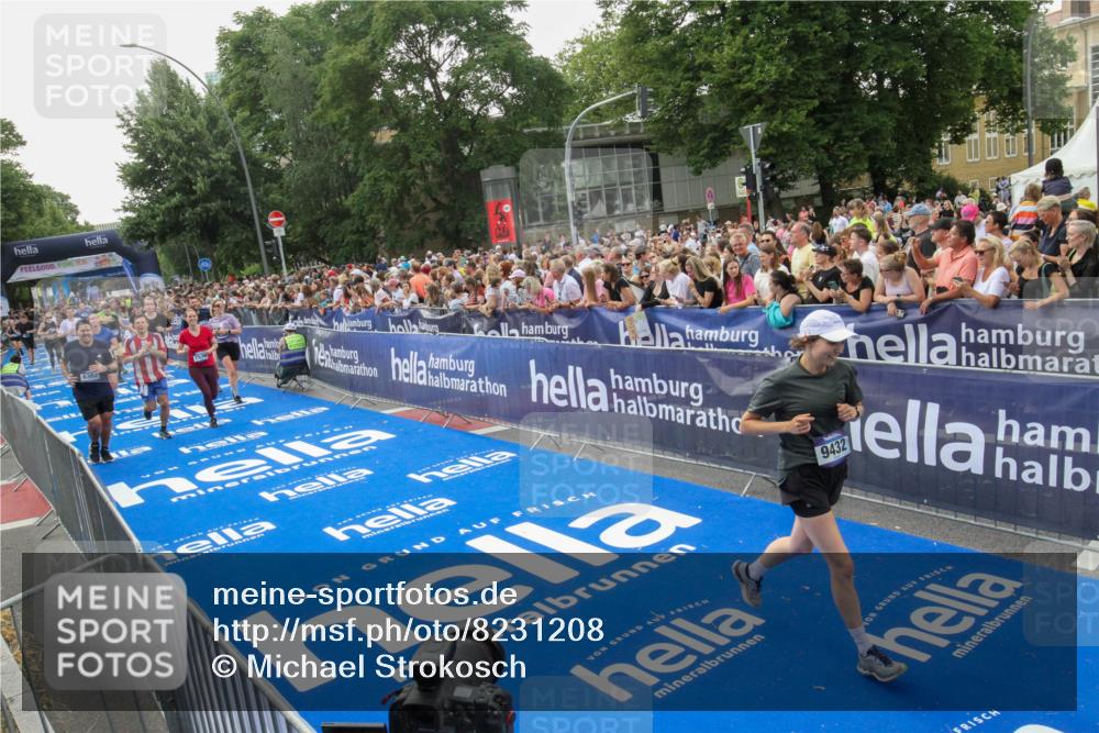 29.06.2025 - hella hamburg halbmarathon Michael Strokosch http://msf.ph/oto/8231208 29.06.2025 11:43:47 Ziel 1118, 2534, 3432, 3873, 6343, 6362, 7575, 7576, 8612, 9432, 10762, 11621, 16388 meine-sportfotos.de