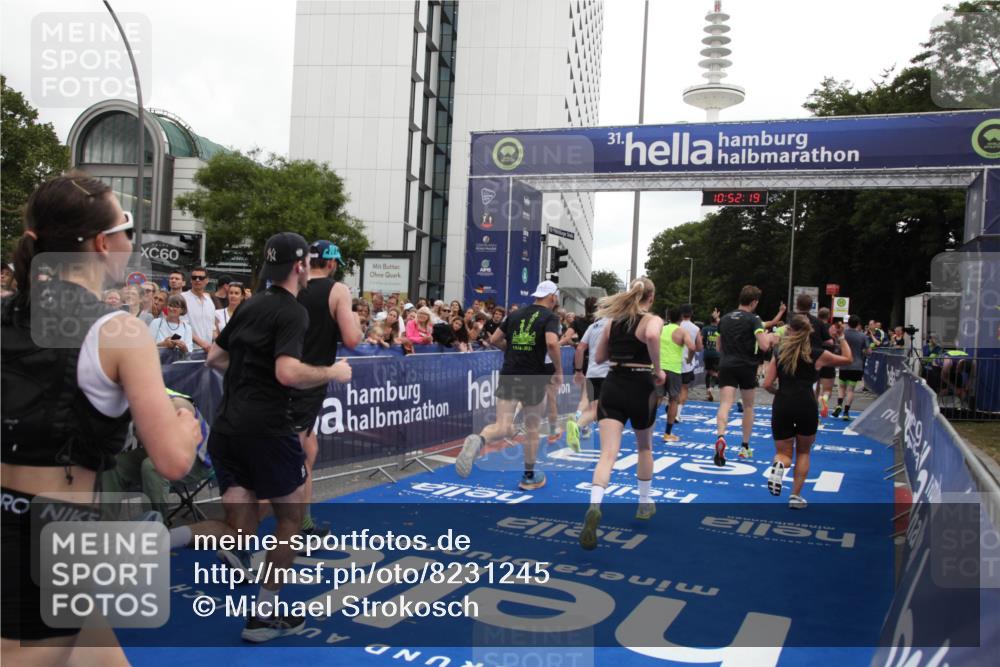 29.06.2025 - hella hamburg halbmarathon Michael Strokosch http://msf.ph/oto/8231245 29.06.2025 10:52:17 Ziel 1482, 2397, 4419, 4837, 5032, 5087, 5093, 5482, 6897, 9074, 9082, 12135, 13726, 14248, 14300, 15275, 16003, 16320, 16591, 17033, 17130, 18475, 18801 meine-sportfotos.de