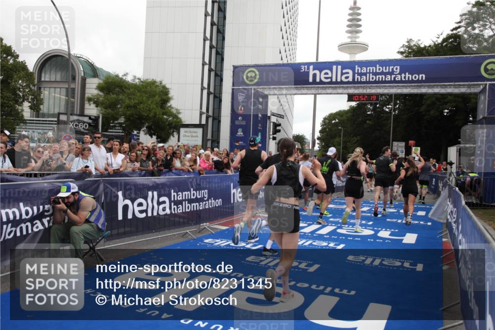 29.06.2025 - hella hamburg halbmarathon Michael Strokosch http://msf.ph/oto/8231345 29.06.2025 10:52:18 Ziel 2397, 4419, 4837, 5032, 5087, 5482, 6164, 6897, 7896, 9074, 9082, 12135, 13726, 14248, 14300, 15275, 15446, 16003, 16320, 16591, 17033, 17130, 18475 meine-sportfotos.de