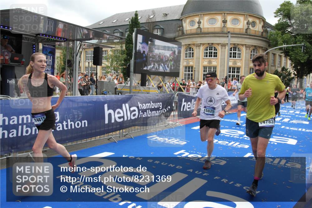 29.06.2025 - hella hamburg halbmarathon Michael Strokosch http://msf.ph/oto/8231369 29.06.2025 10:47:07 Ziel 1460, 4093, 4377, 5472, 6700, 7908, 9794, 10122, 12579, 13728, 14415, 14449, 14783, 15684, 15825 meine-sportfotos.de