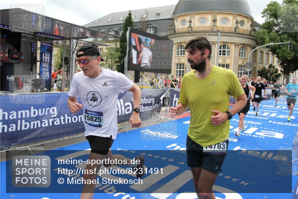 29.06.2025 - hella hamburg halbmarathon Michael Strokosch http://msf.ph/oto/8231491 29.06.2025 10:47:08 Ziel 1460, 4093, 4377, 5472, 6700, 7908, 9794, 10122, 12579, 14415, 14783, 15684, 15825 meine-sportfotos.de