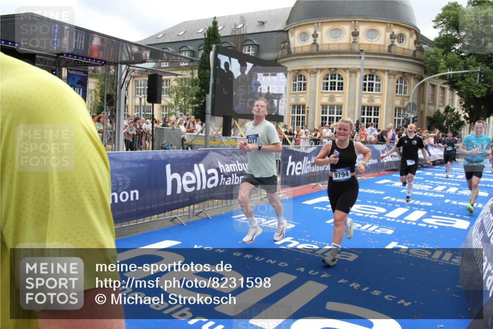 29.06.2025 - hella hamburg halbmarathon Michael Strokosch http://msf.ph/oto/8231598 29.06.2025 10:47:08 Ziel 1460, 4093, 4377, 5472, 6700, 7908, 9794, 10122, 12579, 14415, 14783, 15684, 15825 meine-sportfotos.de