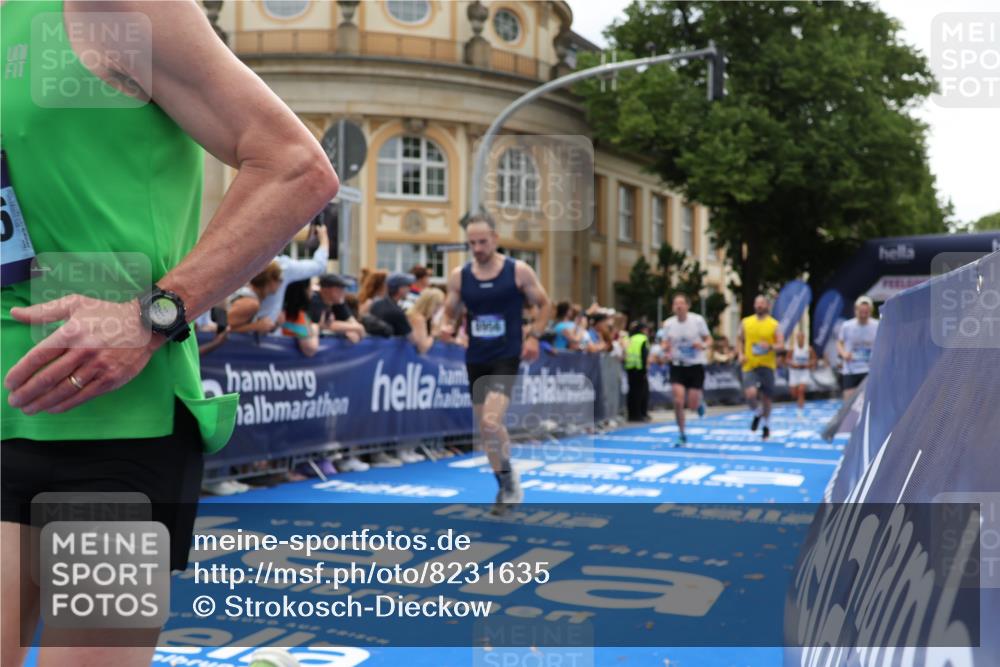 29.06.2025 - hella hamburg halbmarathon Strokosch-Dieckow http://msf.ph/oto/8231635 29.06.2025 10:33:28 Ziel 1053, 4602, 8312, 8956, 15326, 16931, 17056, 17489, 18731, 18854 meine-sportfotos.de