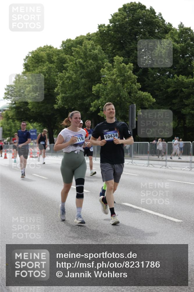 29.06.2025 - hella hamburg halbmarathon Jannik Wohlers http://msf.ph/oto/8231786 29.06.2025 10:28:08 Lombardsbrücke 5718, 5903, 5939, 6102, 6418, 7667, 7980, 8327, 8560, 9642, 9716, 9855, 10434, 13400, 16125, 18293, 18604, 19180 meine-sportfotos.de