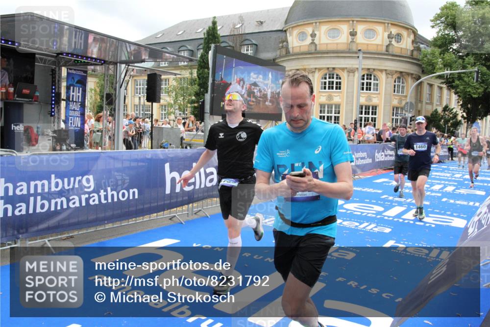 29.06.2025 - hella hamburg halbmarathon Michael Strokosch http://msf.ph/oto/8231792 29.06.2025 10:47:10 Ziel 1460, 4093, 4377, 5472, 6373, 6700, 7908, 9794, 12579, 13007, 14783, 15684 meine-sportfotos.de
