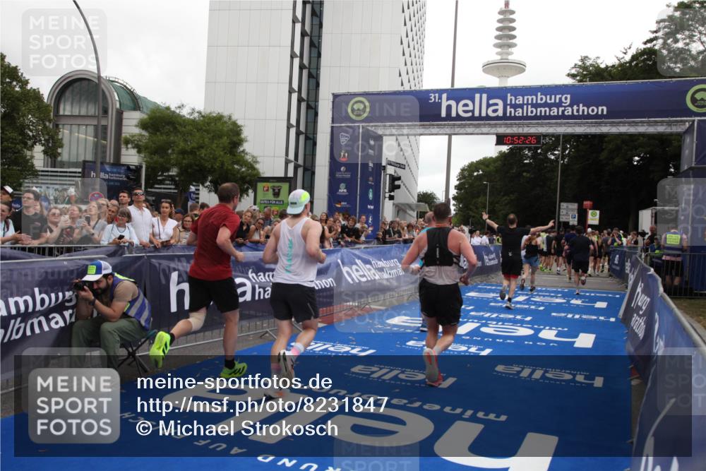 29.06.2025 - hella hamburg halbmarathon Michael Strokosch http://msf.ph/oto/8231847 29.06.2025 10:52:25 Ziel 4140, 4419, 4587, 6164, 7896, 9074, 13211, 13707, 15144, 15446, 17773, 17997 meine-sportfotos.de