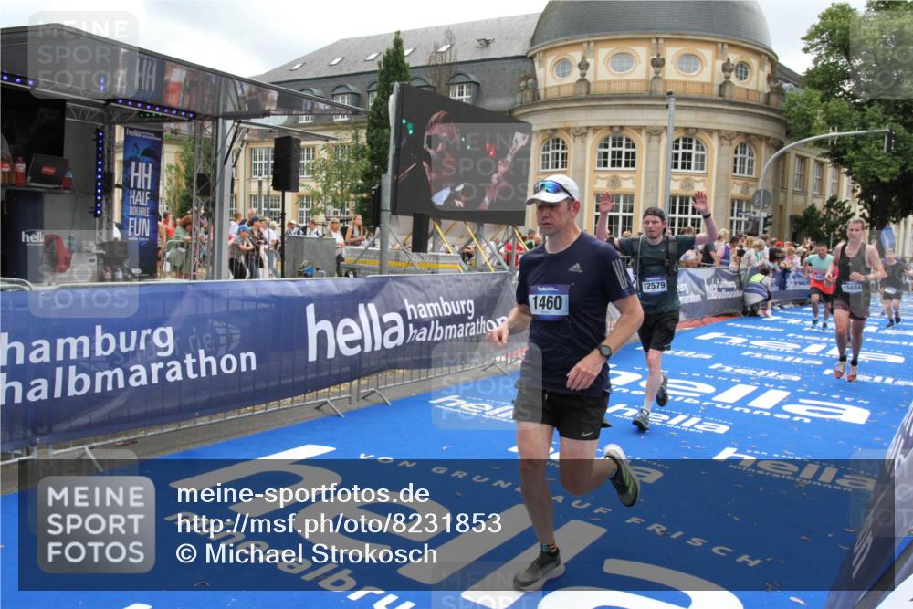 29.06.2025 - hella hamburg halbmarathon Michael Strokosch http://msf.ph/oto/8231853 29.06.2025 10:47:12 Ziel 1460, 2623, 4093, 5472, 6373, 6700, 6716, 7480, 7908, 12579, 13007, 15684, 17718, 17915 meine-sportfotos.de