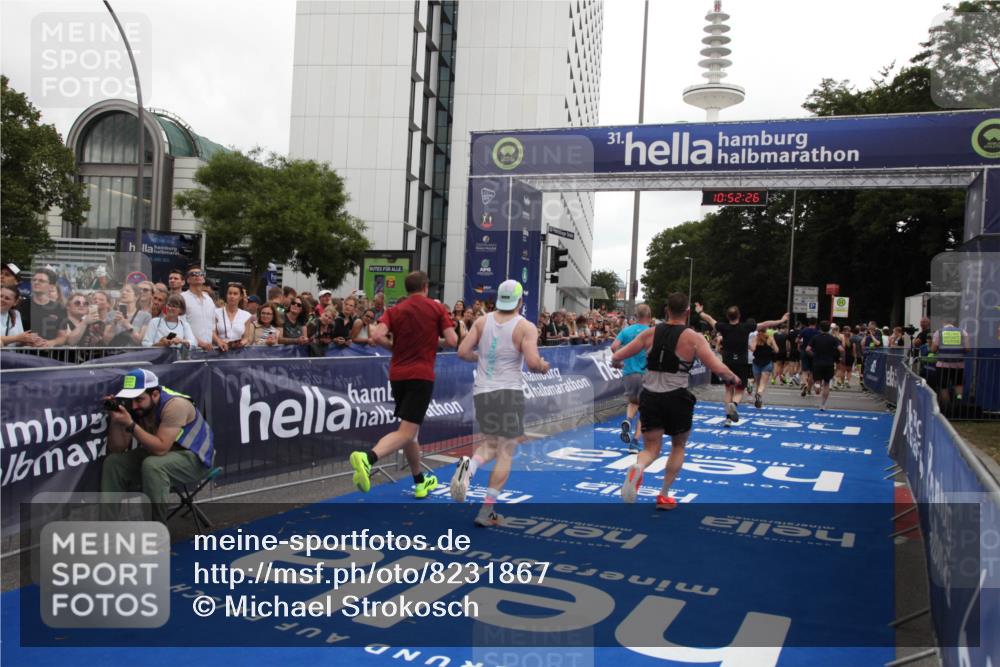 29.06.2025 - hella hamburg halbmarathon Michael Strokosch http://msf.ph/oto/8231867 29.06.2025 10:52:25 Ziel 4140, 4419, 4587, 6164, 7896, 9074, 13211, 13707, 15144, 15446, 17773, 17997 meine-sportfotos.de