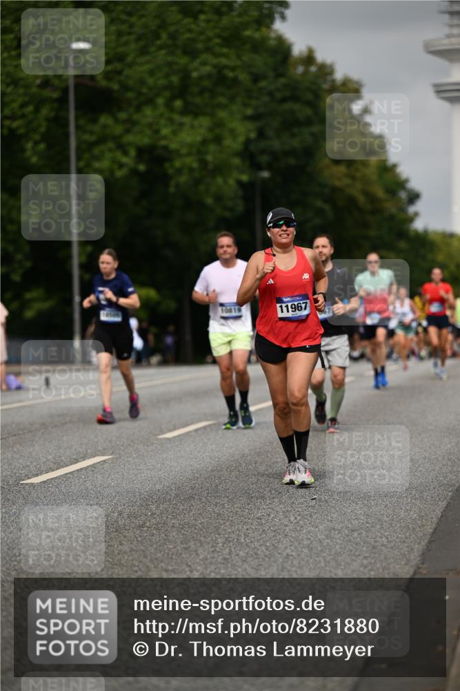 29.06.2025 - hella hamburg halbmarathon Dr. Thomas Lammeyer http://msf.ph/oto/8231880 29.06.2025 10:13:27 Kennedybrücke 4592, 7081, 7187, 9297, 9306, 9781, 10819, 11067 meine-sportfotos.de