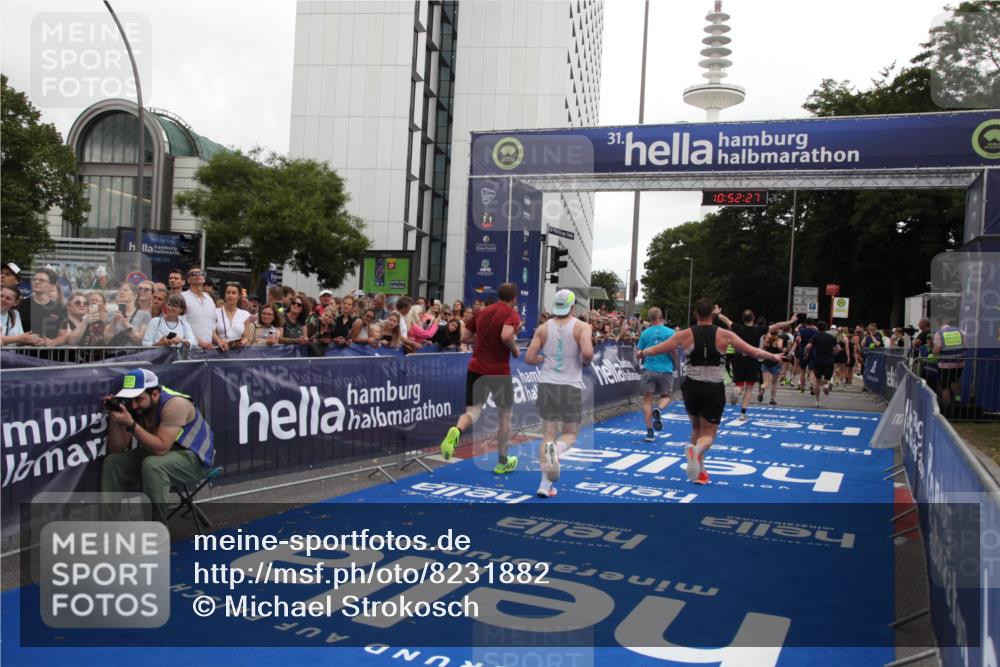 29.06.2025 - hella hamburg halbmarathon Michael Strokosch http://msf.ph/oto/8231882 29.06.2025 10:52:26 Ziel 4140, 4419, 4587, 6164, 7896, 9876, 13015, 13211, 13707, 15144, 15446, 17773, 17997 meine-sportfotos.de