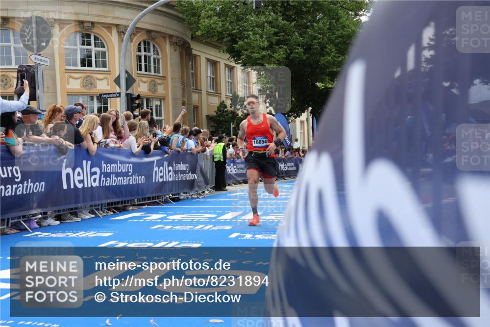 29.06.2025 - hella hamburg halbmarathon Strokosch-Dieckow http://msf.ph/oto/8231894 29.06.2025 10:33:35 Ziel 1053, 1396, 2836, 8312, 12595, 14975, 15326, 16755, 16931, 17191, 18854 meine-sportfotos.de