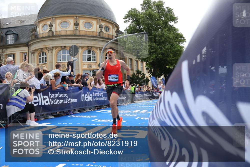 29.06.2025 - hella hamburg halbmarathon Strokosch-Dieckow http://msf.ph/oto/8231919 29.06.2025 10:33:36 Ziel 1053, 1396, 2836, 8312, 12595, 14975, 16755, 16931, 17191, 18854 meine-sportfotos.de