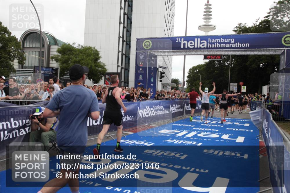29.06.2025 - hella hamburg halbmarathon Michael Strokosch http://msf.ph/oto/8231946 29.06.2025 10:52:27 Ziel 4140, 4587, 6164, 7896, 8371, 8661, 9876, 13015, 13211, 13707, 15144, 15446, 17773, 17997 meine-sportfotos.de