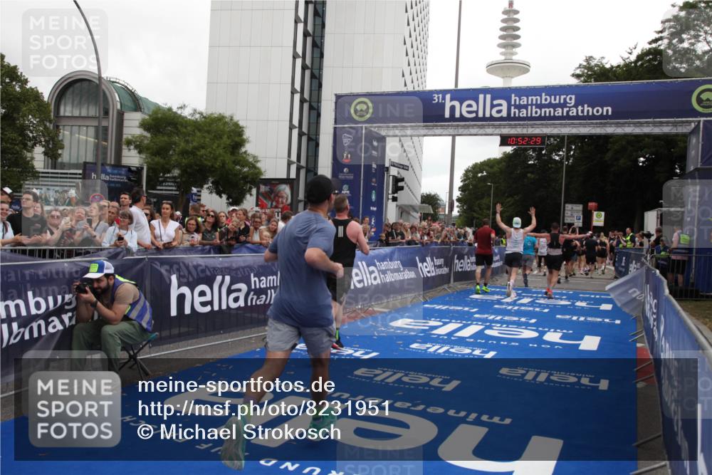 29.06.2025 - hella hamburg halbmarathon Michael Strokosch http://msf.ph/oto/8231951 29.06.2025 10:52:28 Ziel 4140, 4587, 7178, 8371, 8661, 9876, 11791, 13015, 13211, 13707, 15144, 17773, 17997 meine-sportfotos.de