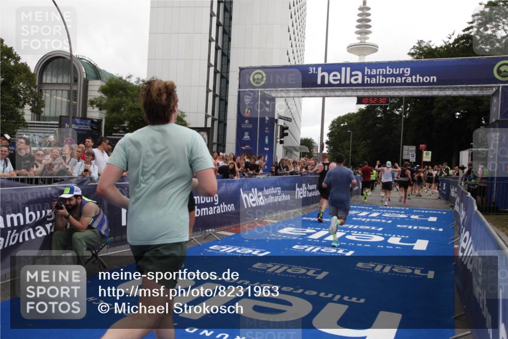 29.06.2025 - hella hamburg halbmarathon Michael Strokosch http://msf.ph/oto/8231963 29.06.2025 10:52:29 Ziel 3715, 4140, 4587, 7178, 8371, 8661, 9145, 9876, 11791, 13015, 13211, 13707, 14561, 15144, 17773, 17997 meine-sportfotos.de