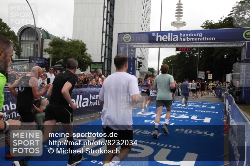 29.06.2025 - hella hamburg halbmarathon Michael Strokosch http://msf.ph/oto/8232034 29.06.2025 10:52:30 Ziel 3715, 4140, 7178, 7232, 8371, 8661, 9145, 9876, 11791, 13015, 13211, 14561, 15144, 15980, 17997 meine-sportfotos.de