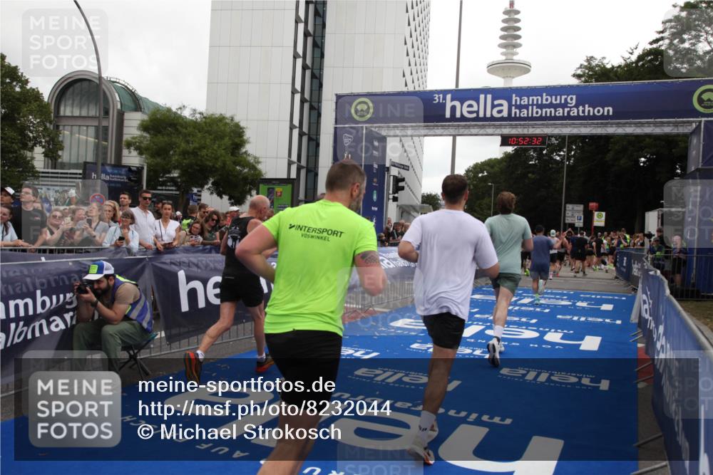 29.06.2025 - hella hamburg halbmarathon Michael Strokosch http://msf.ph/oto/8232044 29.06.2025 10:52:30 Ziel 3715, 4140, 7178, 7232, 8371, 8661, 9145, 9876, 11791, 13015, 13211, 14561, 15144, 15980, 17997 meine-sportfotos.de