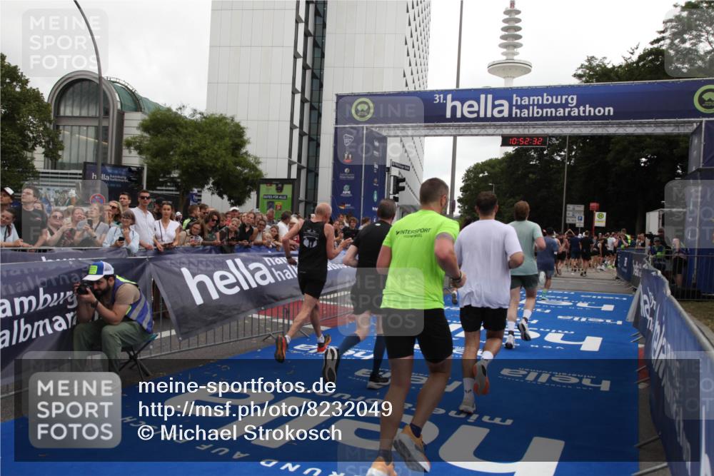 29.06.2025 - hella hamburg halbmarathon Michael Strokosch http://msf.ph/oto/8232049 29.06.2025 10:52:31 Ziel 3715, 7178, 7232, 8371, 8661, 9145, 9876, 11791, 13015, 13211, 14561, 15144, 15980, 17997 meine-sportfotos.de