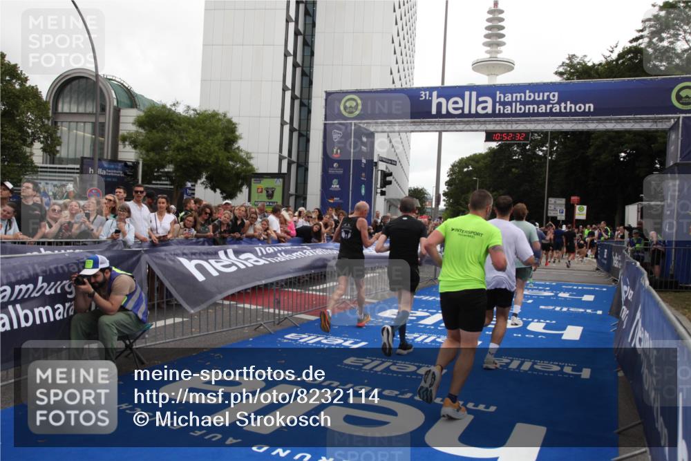 29.06.2025 - hella hamburg halbmarathon Michael Strokosch http://msf.ph/oto/8232114 29.06.2025 10:52:31 Ziel 3715, 7178, 7232, 8371, 8661, 9145, 9876, 11791, 13015, 13211, 14561, 15144, 15980, 17997 meine-sportfotos.de