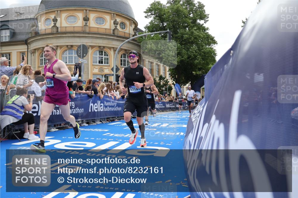 29.06.2025 - hella hamburg halbmarathon Strokosch-Dieckow http://msf.ph/oto/8232161 29.06.2025 10:33:40 Ziel 1053, 1396, 1743, 2228, 2243, 2746, 2836, 4246, 5193, 8312, 12595, 13771, 14310, 14466, 14975, 16755, 17191 meine-sportfotos.de