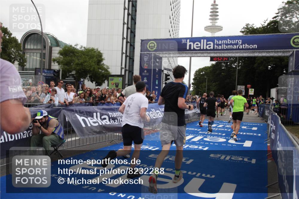 29.06.2025 - hella hamburg halbmarathon Michael Strokosch http://msf.ph/oto/8232288 29.06.2025 10:52:33 Ziel 3715, 7178, 7232, 8371, 8661, 9145, 9876, 11791, 13015, 13301, 14561, 15144, 15980, 17997 meine-sportfotos.de