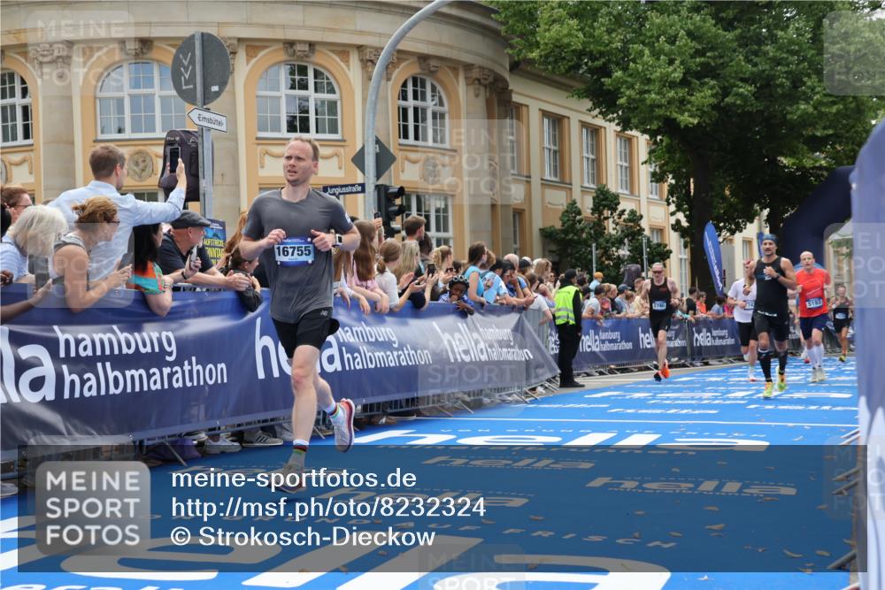 29.06.2025 - hella hamburg halbmarathon Strokosch-Dieckow http://msf.ph/oto/8232324 29.06.2025 10:33:45 Ziel 1396, 1743, 2228, 2243, 2746, 4246, 5193, 10865, 12595, 13771, 14310, 14466, 16243, 16755 meine-sportfotos.de