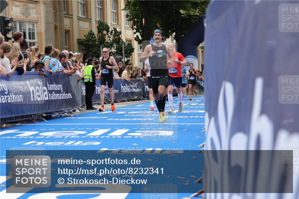 29.06.2025 - hella hamburg halbmarathon Strokosch-Dieckow http://msf.ph/oto/8232341 29.06.2025 10:33:46 Ziel 1743, 2228, 2243, 2746, 4246, 5193, 10865, 13771, 14310, 14466, 16243, 16755 meine-sportfotos.de