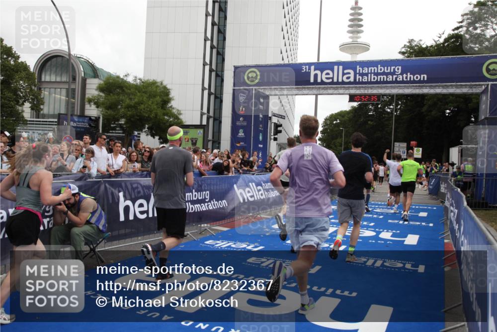 29.06.2025 - hella hamburg halbmarathon Michael Strokosch http://msf.ph/oto/8232367 29.06.2025 10:52:33 Ziel 3715, 7178, 7232, 8371, 8661, 9145, 9876, 11791, 13015, 13301, 14561, 15144, 15980, 17997 meine-sportfotos.de