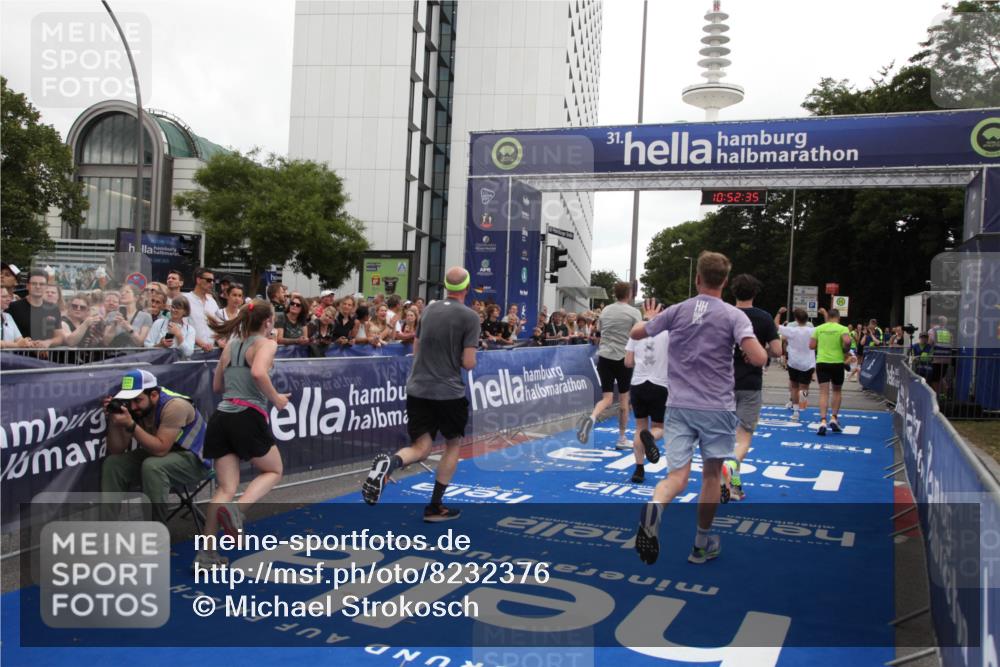 29.06.2025 - hella hamburg halbmarathon Michael Strokosch http://msf.ph/oto/8232376 29.06.2025 10:52:34 Ziel 3715, 7178, 7232, 8371, 8661, 9145, 9876, 11791, 13015, 13301, 14561, 15980, 18982 meine-sportfotos.de