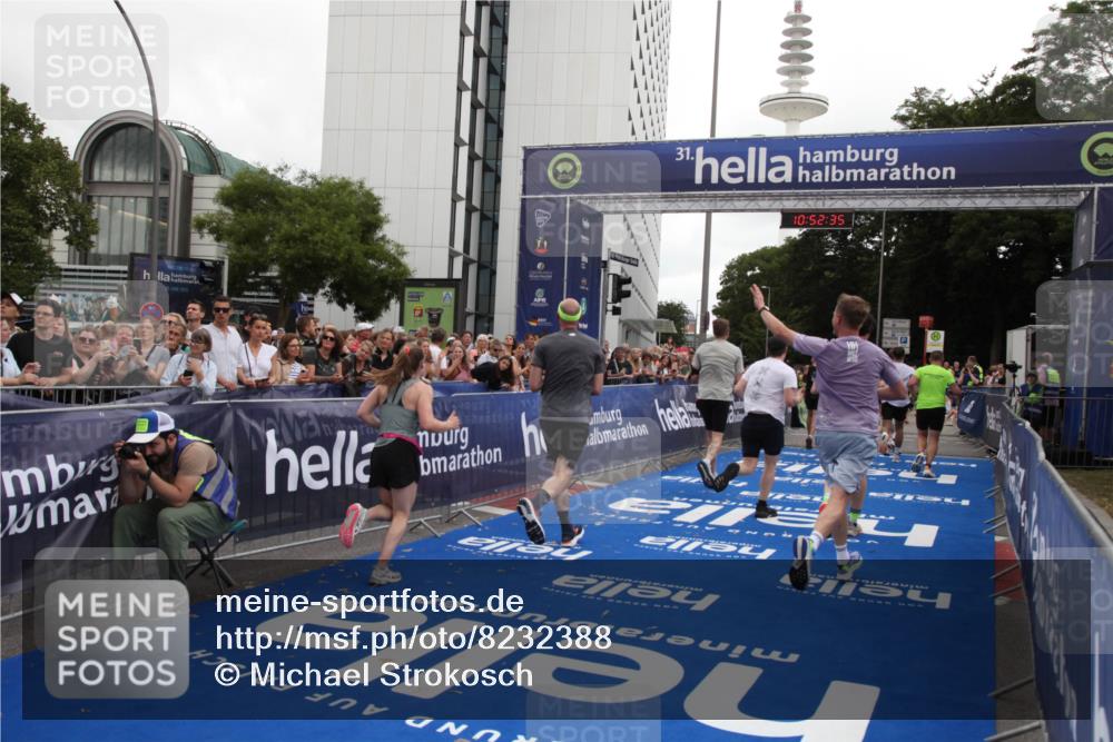 29.06.2025 - hella hamburg halbmarathon Michael Strokosch http://msf.ph/oto/8232388 29.06.2025 10:52:34 Ziel 3715, 7178, 7232, 8371, 8661, 9145, 9876, 11791, 13015, 13301, 14561, 15980, 18982 meine-sportfotos.de