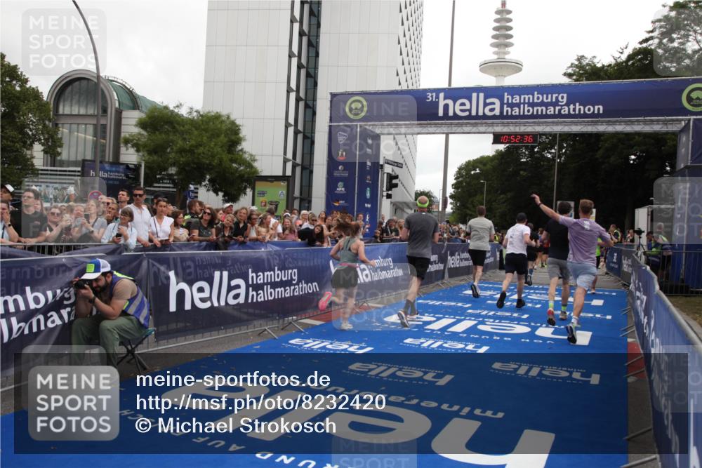 29.06.2025 - hella hamburg halbmarathon Michael Strokosch http://msf.ph/oto/8232420 29.06.2025 10:52:35 Ziel 3715, 6561, 6562, 7178, 7232, 8371, 8661, 9145, 9739, 9876, 11791, 13015, 13301, 14561, 15001, 15980, 18982 meine-sportfotos.de