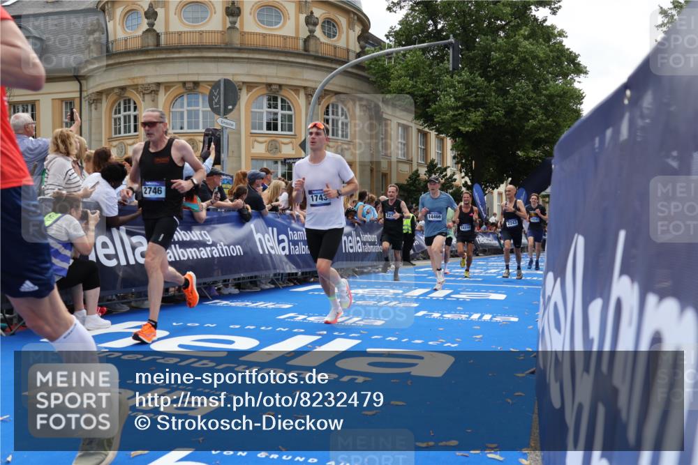 29.06.2025 - hella hamburg halbmarathon Strokosch-Dieckow http://msf.ph/oto/8232479 29.06.2025 10:33:49 Ziel 1743, 2228, 2243, 2746, 4246, 5193, 10865, 13771, 14310, 14466, 15500, 16243 meine-sportfotos.de