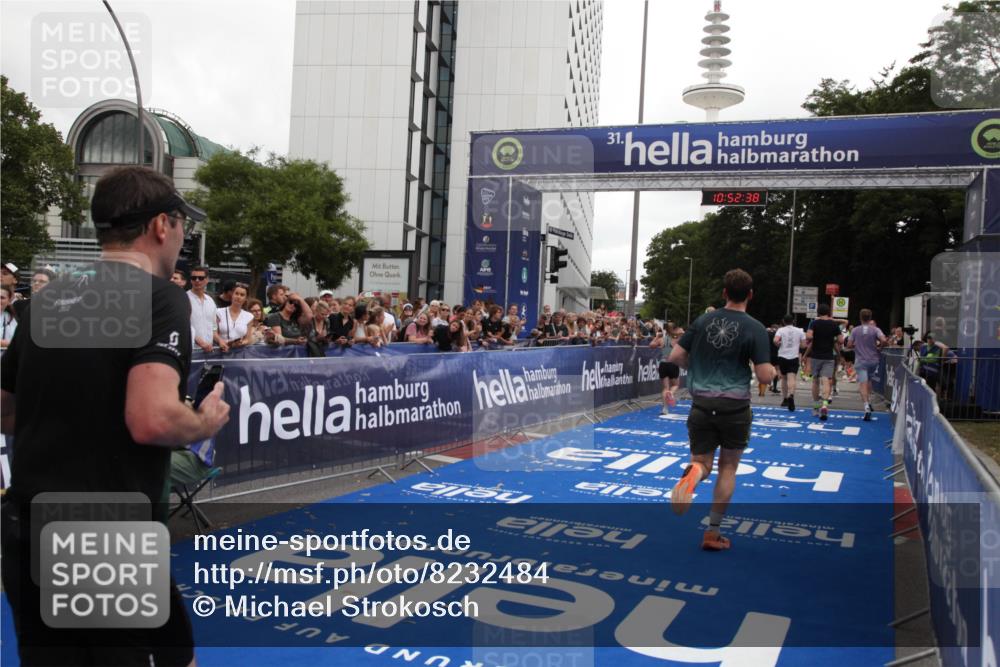 29.06.2025 - hella hamburg halbmarathon Michael Strokosch http://msf.ph/oto/8232484 29.06.2025 10:52:37 Ziel 2670, 3715, 3952, 6561, 6562, 7178, 7232, 9145, 9739, 11689, 11791, 12450, 13051, 13301, 14561, 15001, 15980, 18982 meine-sportfotos.de