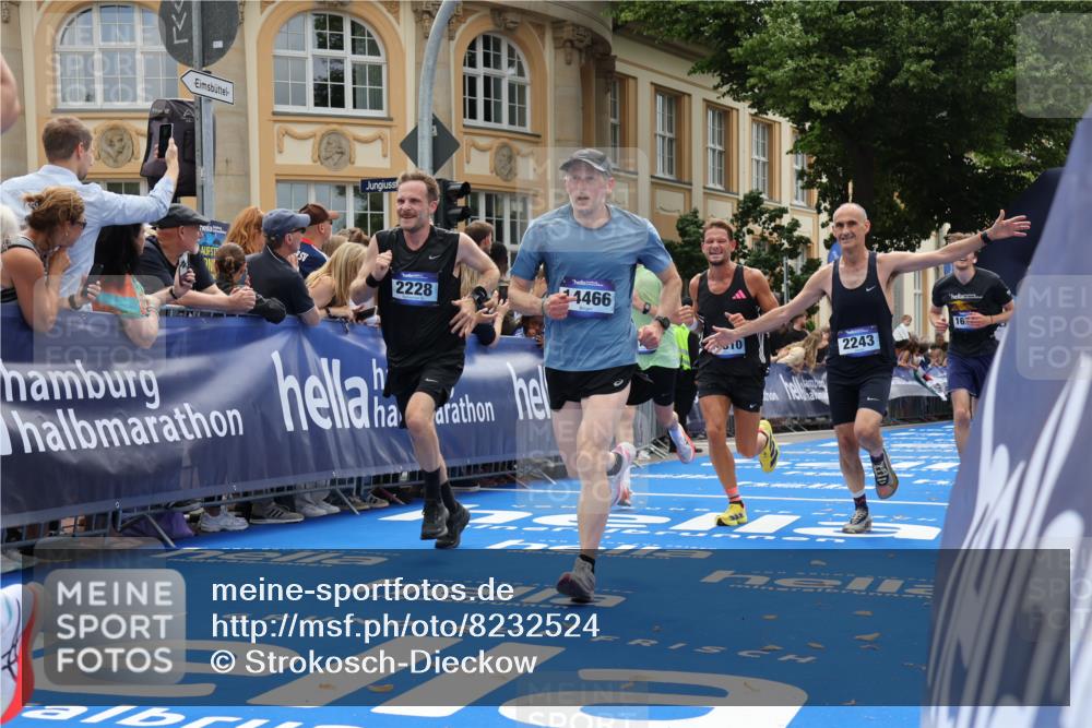 29.06.2025 - hella hamburg halbmarathon Strokosch-Dieckow http://msf.ph/oto/8232524 29.06.2025 10:33:50 Ziel 1743, 2228, 2243, 2746, 4246, 5193, 10865, 13771, 14310, 14466, 15500, 16243 meine-sportfotos.de