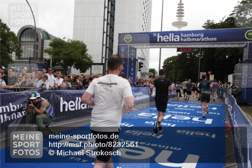 29.06.2025 - hella hamburg halbmarathon Michael Strokosch http://msf.ph/oto/8232561 29.06.2025 10:52:38 Ziel 2670, 3715, 3952, 6561, 6562, 7232, 9145, 9739, 11689, 12450, 13051, 13301, 14561, 15001, 15980, 18982 meine-sportfotos.de