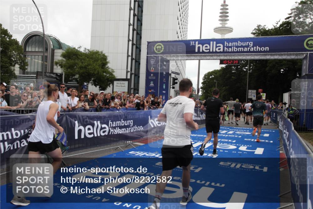29.06.2025 - hella hamburg halbmarathon Michael Strokosch http://msf.ph/oto/8232582 29.06.2025 10:52:38 Ziel 2670, 3715, 3952, 6561, 6562, 7232, 9145, 9739, 11689, 12450, 13051, 13301, 14561, 15001, 15980, 18982 meine-sportfotos.de