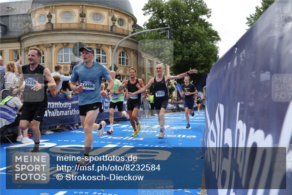 29.06.2025 - hella hamburg halbmarathon Strokosch-Dieckow http://msf.ph/oto/8232584 29.06.2025 10:33:50 Ziel 1743, 2228, 2243, 2746, 4246, 5193, 10865, 13771, 14310, 14466, 15500, 16243 meine-sportfotos.de