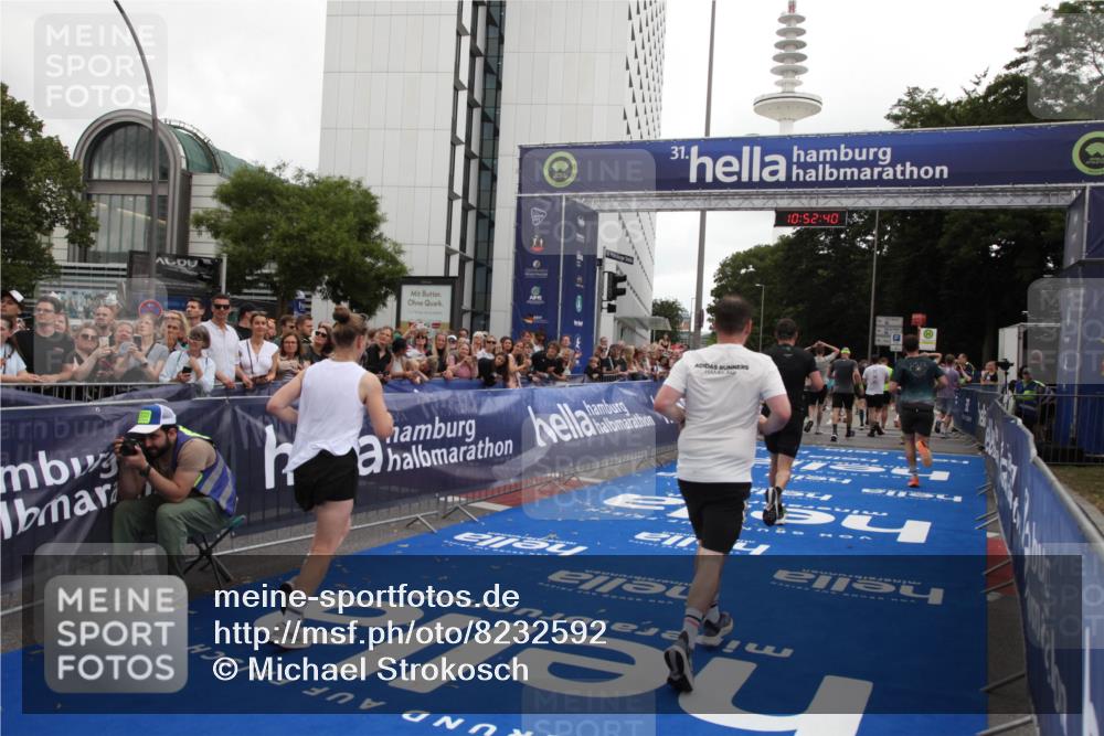 29.06.2025 - hella hamburg halbmarathon Michael Strokosch http://msf.ph/oto/8232592 29.06.2025 10:52:38 Ziel 2670, 3715, 3952, 6561, 6562, 7232, 9145, 9739, 11689, 12450, 13051, 13301, 14561, 15001, 15980, 18982 meine-sportfotos.de