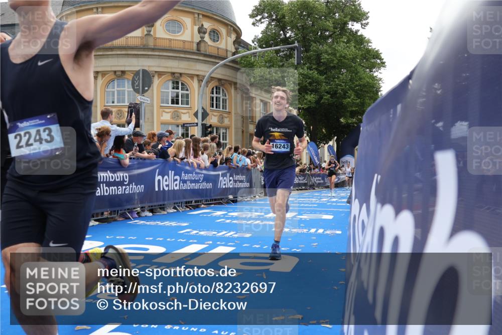 29.06.2025 - hella hamburg halbmarathon Strokosch-Dieckow http://msf.ph/oto/8232697 29.06.2025 10:33:51 Ziel 1743, 2228, 2243, 2746, 4246, 5193, 9519, 10865, 13771, 14310, 14466, 15500, 16243 meine-sportfotos.de