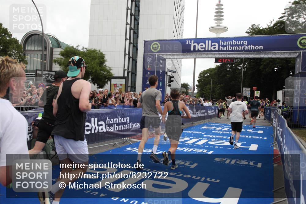 29.06.2025 - hella hamburg halbmarathon Michael Strokosch http://msf.ph/oto/8232722 29.06.2025 10:52:40 Ziel 2346, 2670, 3952, 6561, 6562, 7475, 9739, 10115, 11459, 11689, 12450, 13051, 13301, 14122, 15001, 18982 meine-sportfotos.de