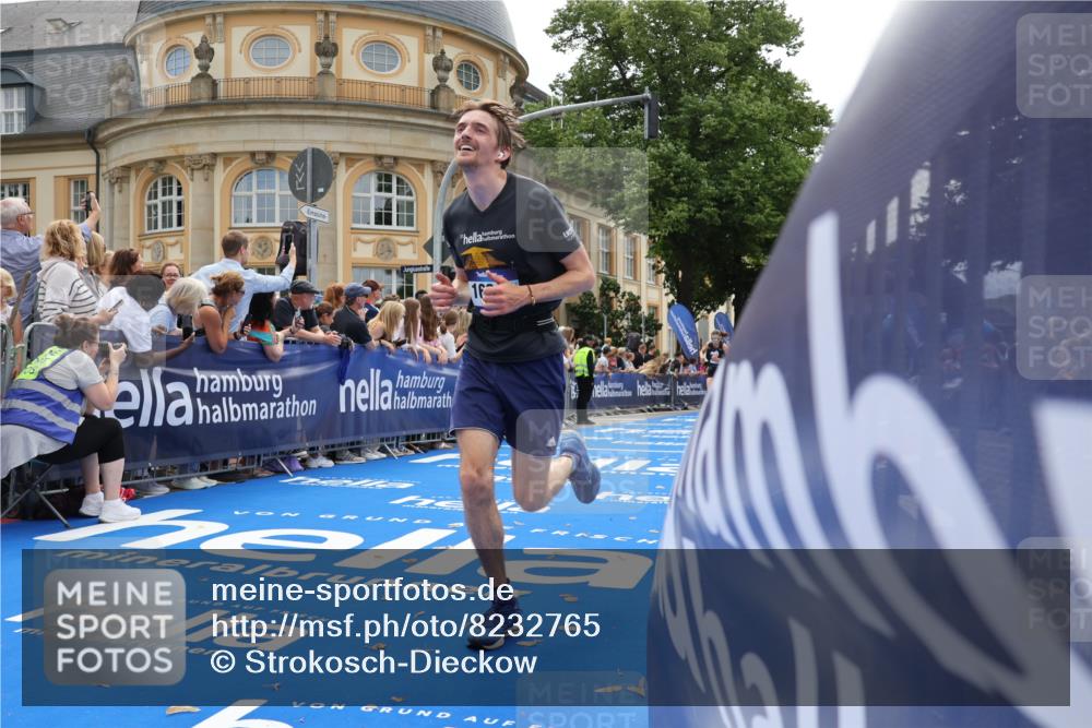 29.06.2025 - hella hamburg halbmarathon Strokosch-Dieckow http://msf.ph/oto/8232765 29.06.2025 10:33:52 Ziel 1743, 2228, 2243, 2746, 9519, 10865, 13493, 13771, 14310, 14466, 15268, 15500, 16243 meine-sportfotos.de