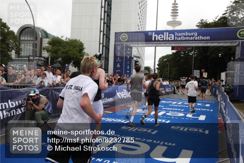 29.06.2025 - hella hamburg halbmarathon Michael Strokosch http://msf.ph/oto/8232785 29.06.2025 10:52:40 Ziel 2346, 2670, 3952, 6561, 6562, 7475, 9739, 10115, 11459, 11689, 12450, 13051, 13301, 14122, 15001, 18982 meine-sportfotos.de