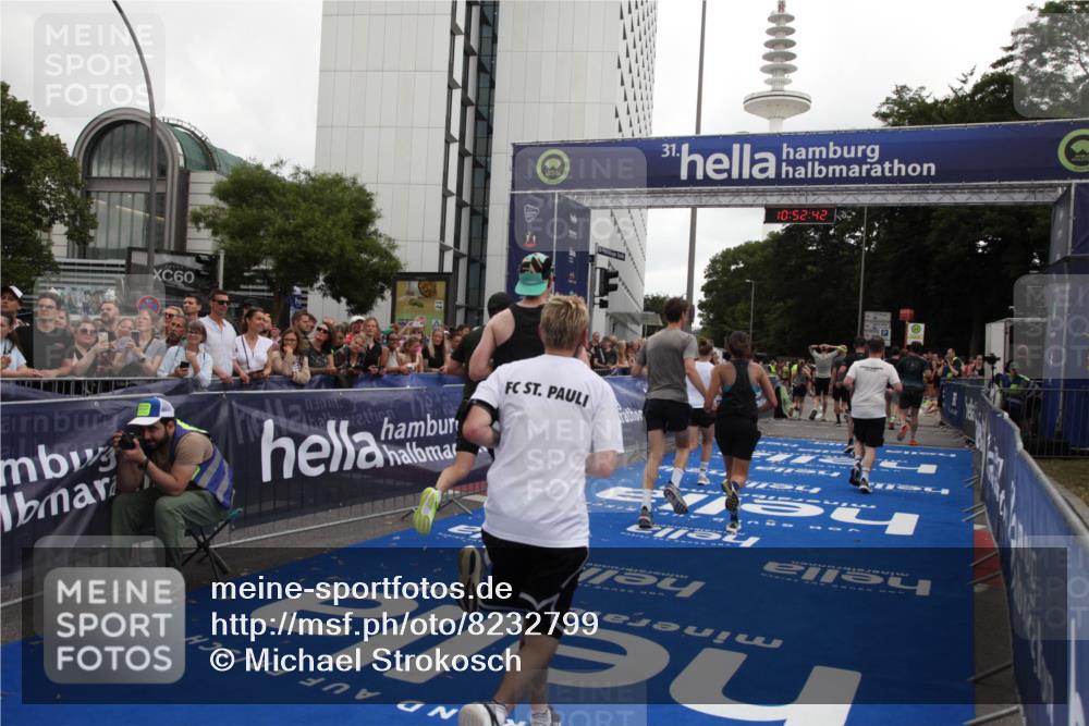 29.06.2025 - hella hamburg halbmarathon Michael Strokosch http://msf.ph/oto/8232799 29.06.2025 10:52:40 Ziel 2346, 2670, 3952, 6561, 6562, 7475, 9739, 10115, 11459, 11689, 12450, 13051, 13301, 14122, 15001, 18982 meine-sportfotos.de