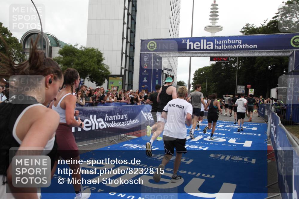 29.06.2025 - hella hamburg halbmarathon Michael Strokosch http://msf.ph/oto/8232815 29.06.2025 10:52:41 Ziel 2346, 2670, 3952, 6561, 6562, 7475, 9739, 10115, 11459, 11689, 12450, 13051, 13301, 14122, 15001, 18982 meine-sportfotos.de