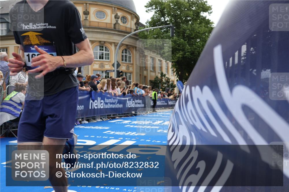 29.06.2025 - hella hamburg halbmarathon Strokosch-Dieckow http://msf.ph/oto/8232832 29.06.2025 10:33:52 Ziel 1743, 2228, 2243, 2746, 9519, 10865, 13493, 13771, 14310, 14466, 15268, 15500, 16243 meine-sportfotos.de