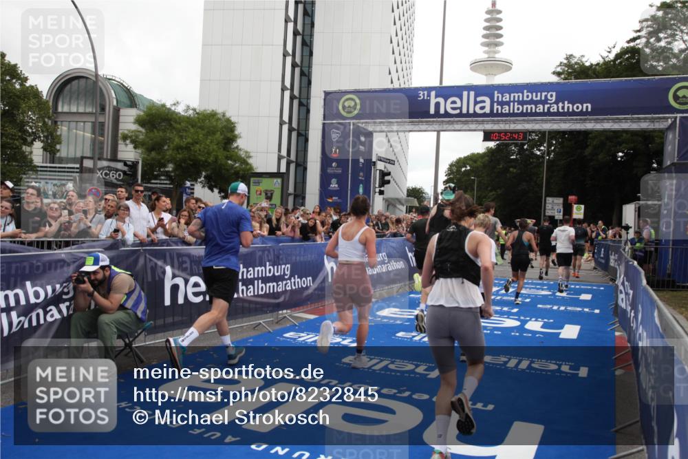 29.06.2025 - hella hamburg halbmarathon Michael Strokosch http://msf.ph/oto/8232845 29.06.2025 10:52:41 Ziel 2346, 2670, 3952, 6561, 6562, 7475, 9739, 10115, 11459, 11689, 12450, 13051, 13301, 14122, 15001, 18982 meine-sportfotos.de