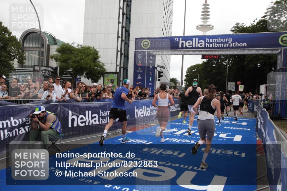 29.06.2025 - hella hamburg halbmarathon Michael Strokosch http://msf.ph/oto/8232863 29.06.2025 10:52:42 Ziel 2346, 2670, 3952, 5116, 6561, 6562, 7475, 9739, 9869, 10115, 11459, 11689, 12450, 13051, 13301, 14122, 15001, 18982 meine-sportfotos.de