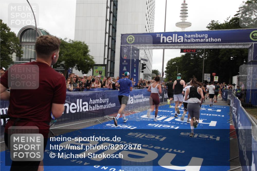 29.06.2025 - hella hamburg halbmarathon Michael Strokosch http://msf.ph/oto/8232876 29.06.2025 10:52:42 Ziel 2346, 2670, 3952, 5116, 6561, 6562, 7475, 9739, 9869, 10115, 11459, 11689, 12450, 13051, 13301, 14122, 15001, 18982 meine-sportfotos.de
