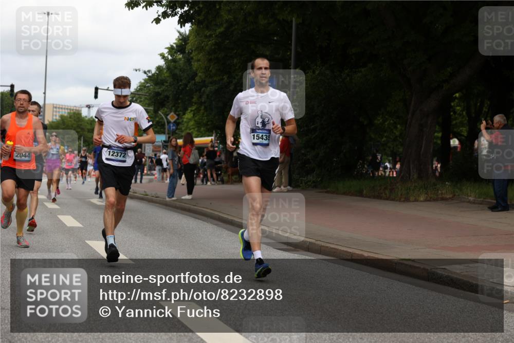 29.06.2025 - hella hamburg halbmarathon Yannick Fuchs http://msf.ph/oto/8232898 29.06.2025 10:34:18 20KM 1358, 1975, 2044, 2546, 2563, 2573, 2972, 3547, 3626, 4398, 4565, 5752, 7981, 8319, 8346, 8925, 9116, 9540, 11284, 11714, 11806, 12046, 12091, 12335, 12372, 13190, 13479, 13514, 14077, 14204, 14272, 14699, 15094, 15336, 15421, 15435, 15744, 15828, 17425, 17668, 17792, 17916, 17973, 18013, 18154, 18803 meine-sportfotos.de